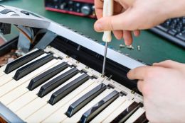 Czyszczenie klawiatury w instrumencie klawiszowym, konserwacja.