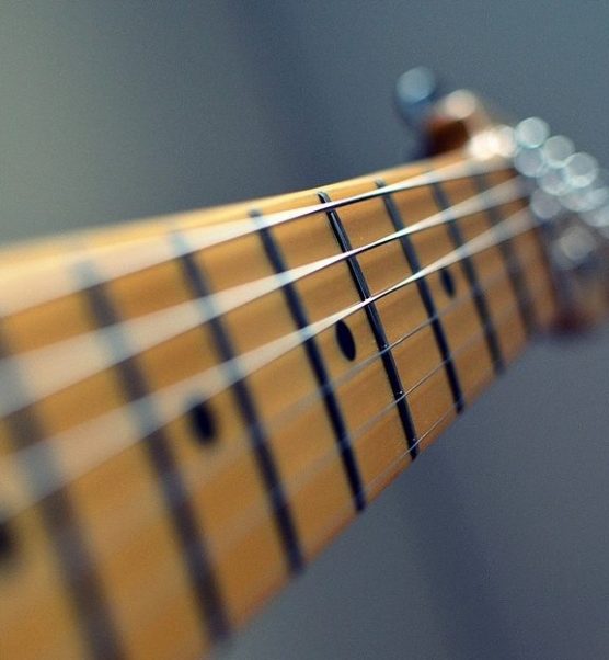 Sekret brzmienia: Jak wybrać idealne struny do Twojej gitary?